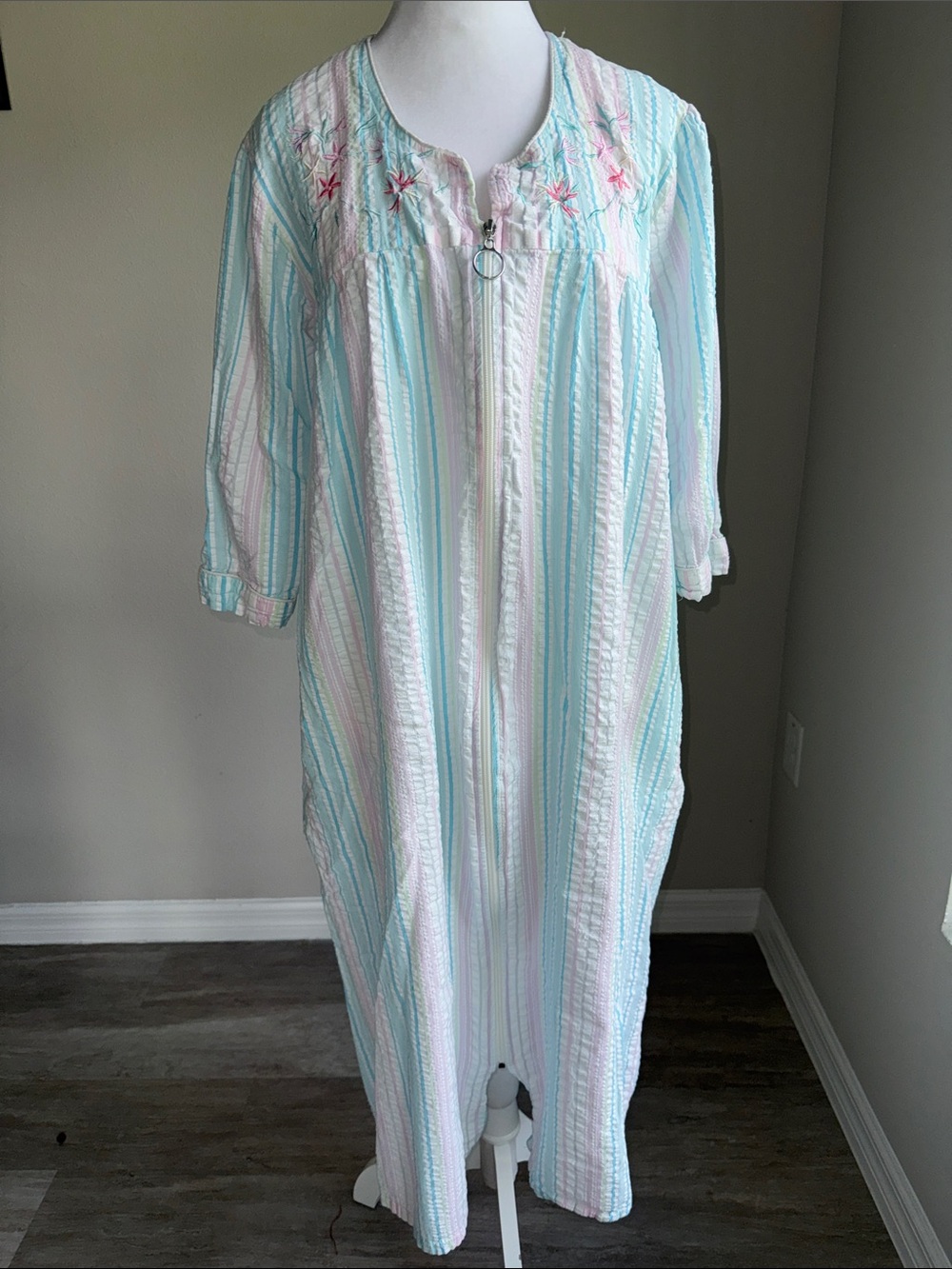 Country Store women’s zip front seersucker robe, housecoat